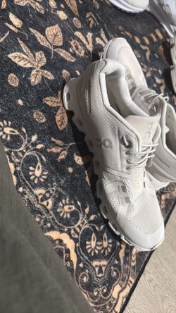 On Cloud Women’s size 7.5