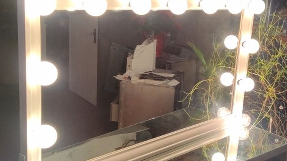 Lighted Hollywood Vanity