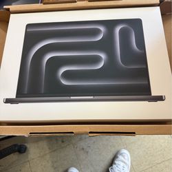 MacBook Pro Max chipset. 14 inch M5 32 gpu 36 ram / 2 tb load