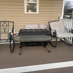 2 rocking chairs and table