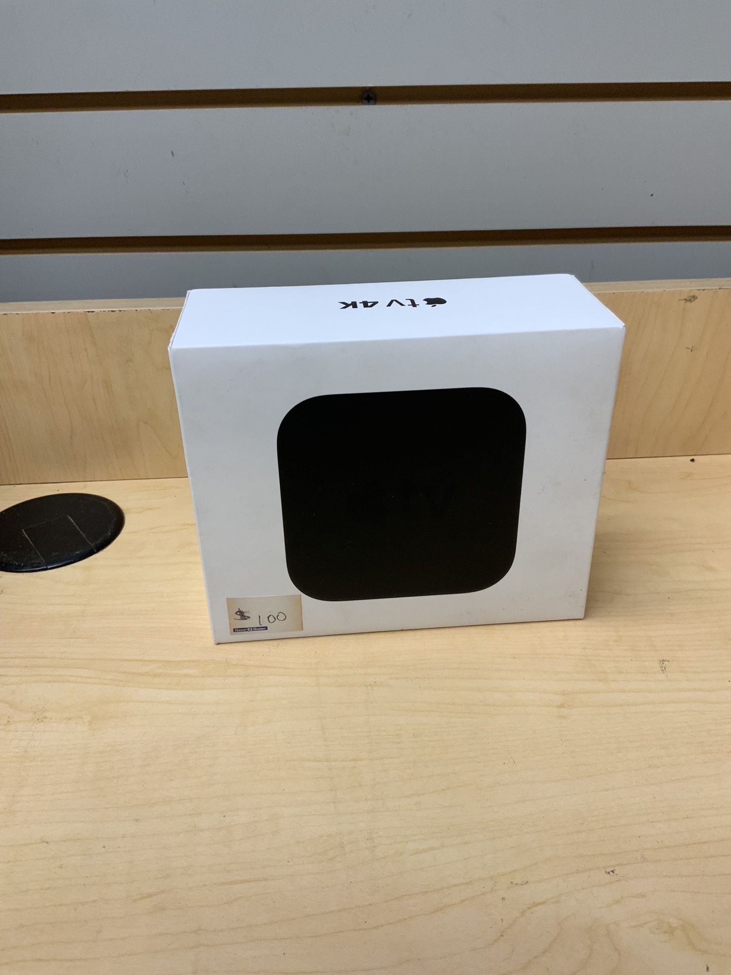 Apple TV 4k 32 GB Streaming Device / Wired / Internet Access / Remote Control