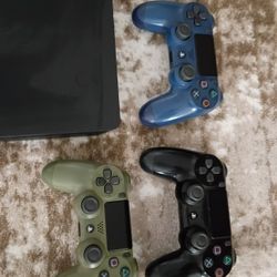 PS4 Console / 3 Controllers / All Cords