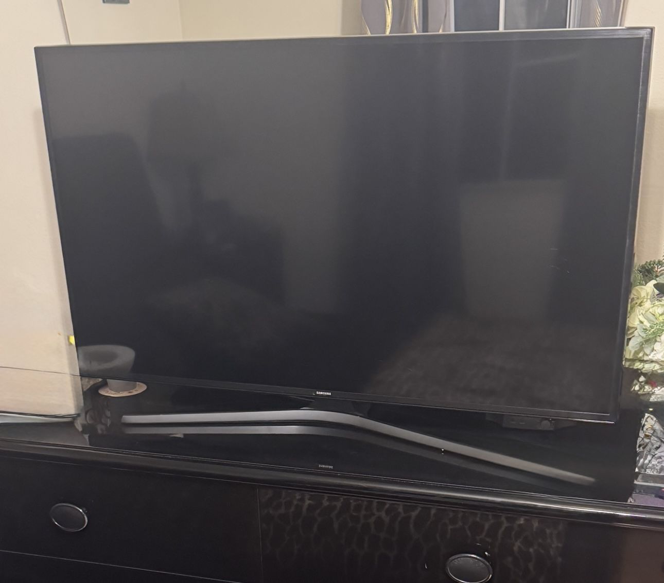Beautiful Samsung TV Black 44”