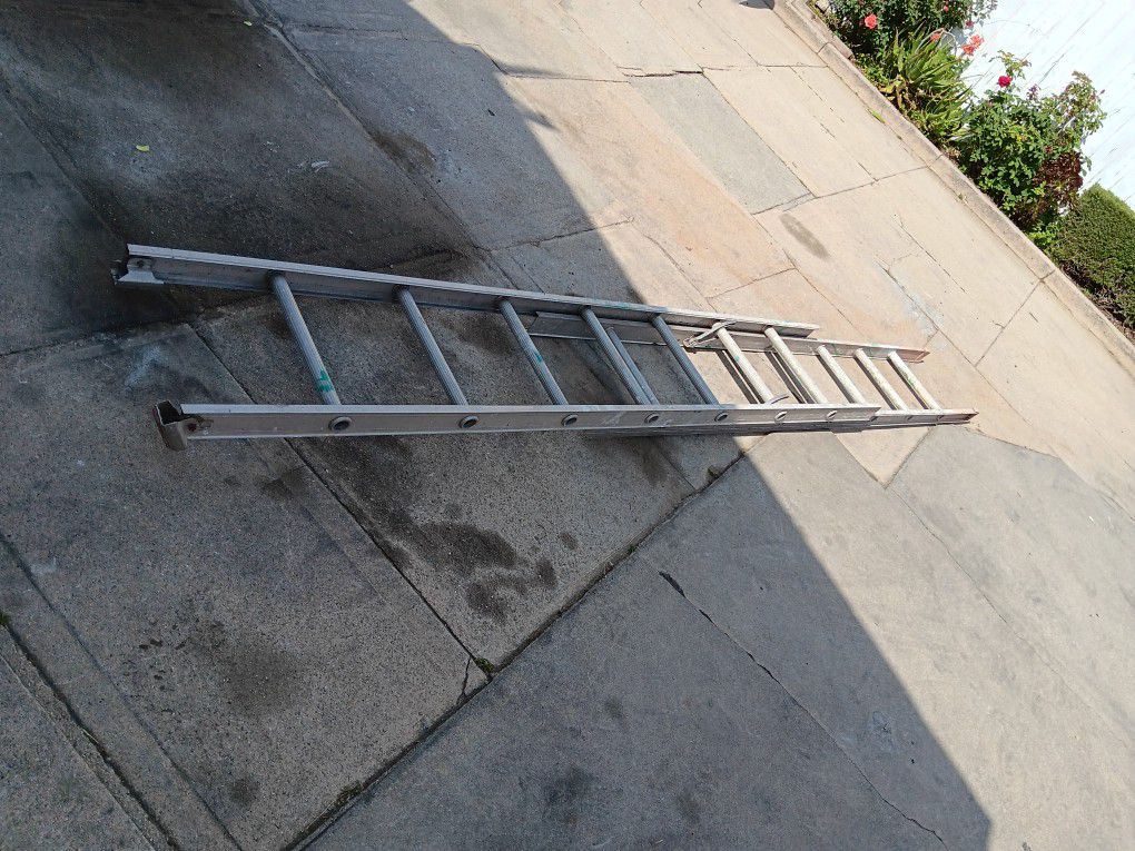 12 Foot Extension Ladder Fiberglass In Good Condition 