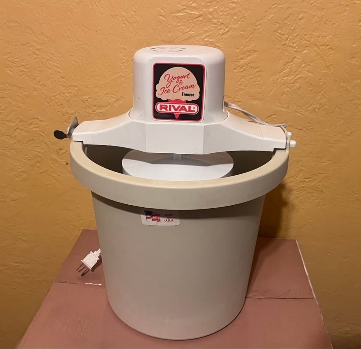 Vintage Rival Ice Cream & Yogurt Freezer Quart Electric Model 8401 (WORKS!)