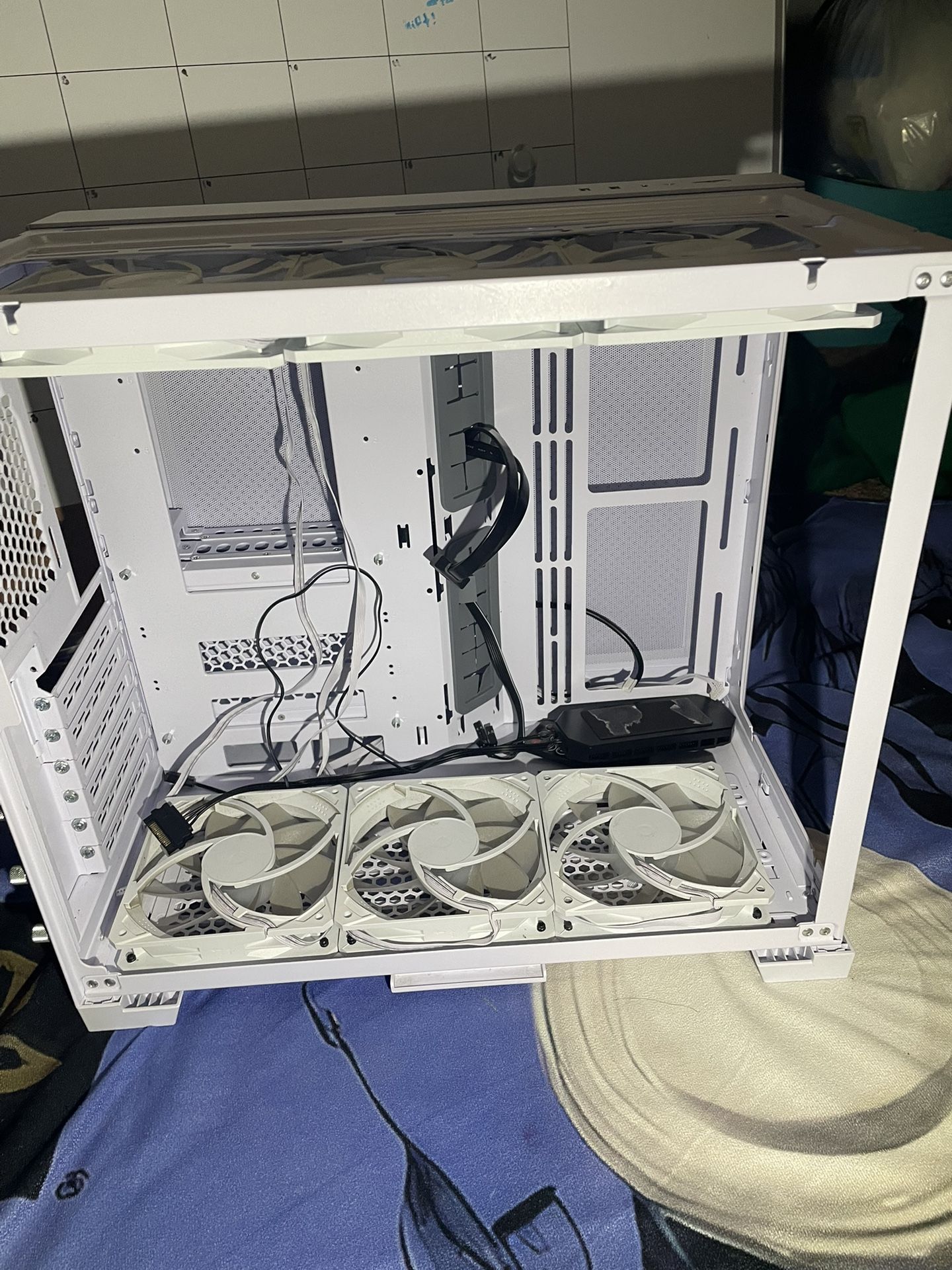 Lian Li O11 Mini Snow Edition ATX Mid Tower Case (with Six Up Here Fans Installed)