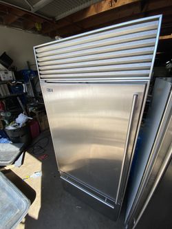 Sub zero 36” 650 refrigerator with pull out freezer. Built in stainless steel newer style in clean condition.