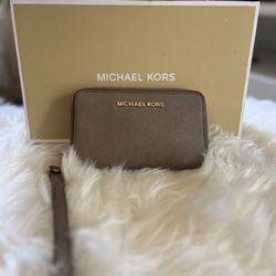 Micheal Kors Wristlet 