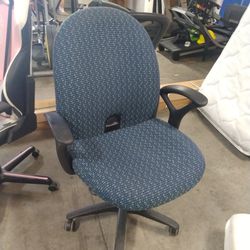 NICE ADJUSTABLE OFFICE CHAIRS 
