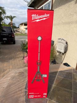 Milwaukee -Dual power tower light