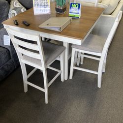 Lovely Dining Set ✨💙 Easy Financing Available ✨😍 Free Delivery 🚚 