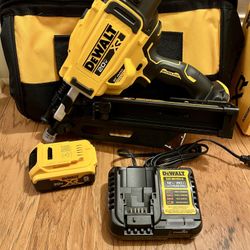 DEWALT 20-Volt 30° Framing Nailer Kit with 5.0Ah Lithium-Ion Battery and Charger