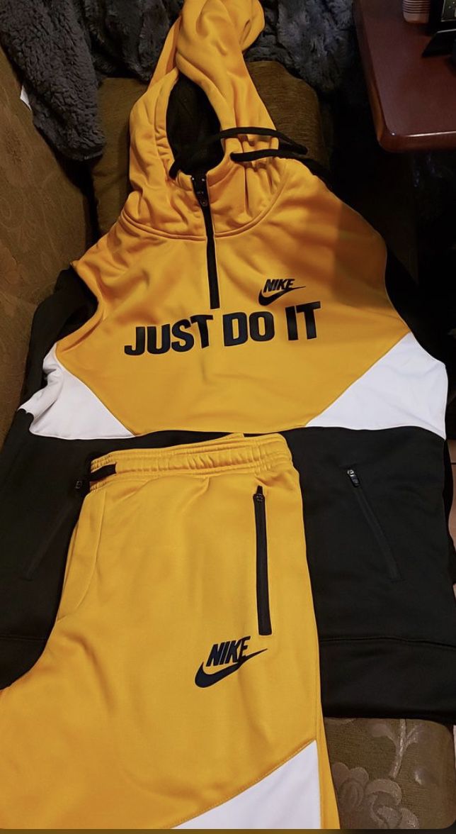 Nike sweatsuit size medium