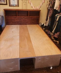QUEEN BEDFRAME WOODEN