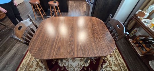 Table with 2 chairs