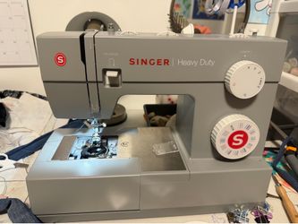 Singer heavy duty sewing machine 4432         + Accessory Kit 32 stitches deliver 110 applications, 50% more power for thick fabrics, 1100 per minute