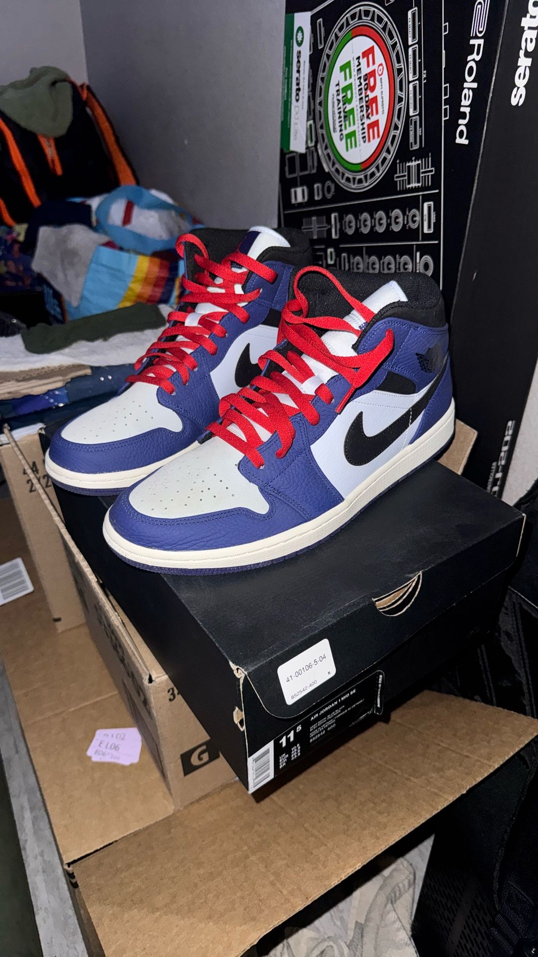 Jordan 1 Retro SE Mid Deep Royal Blue