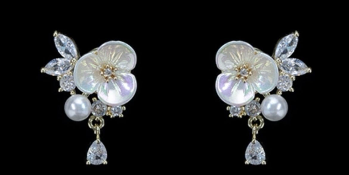White Tea Flower Ear Rings