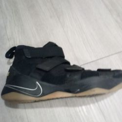 High Top  Nike Lebron James  Zoom 11 Soldier