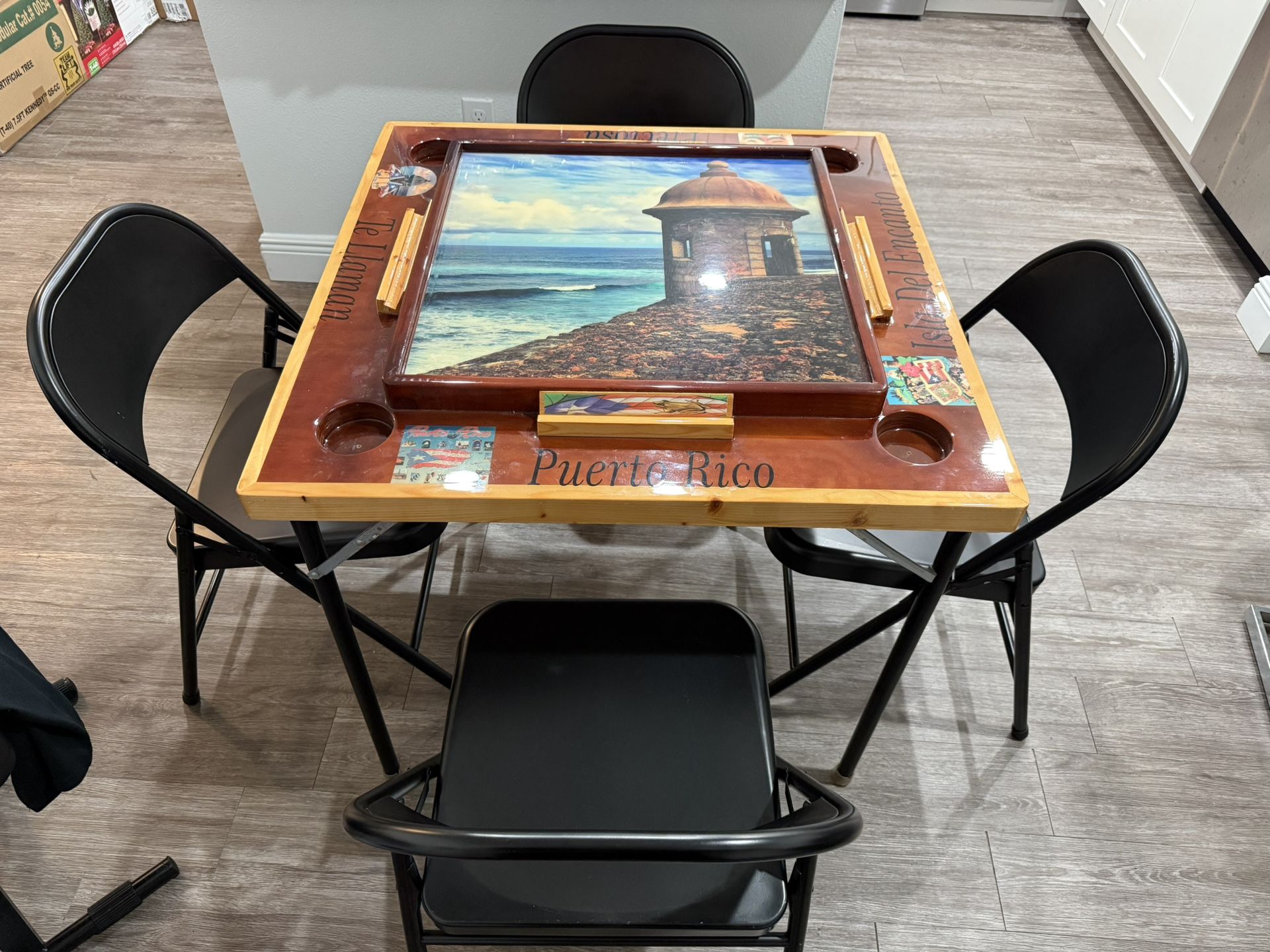 Mesa de Domino y 4 Sillas de Metal 