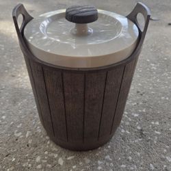 Vintage 1970's Rubbermaid Ice Bucket 