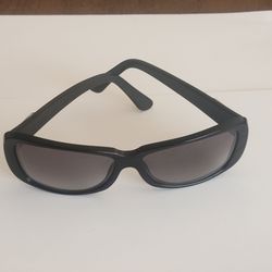 Vintage Cartier Décor C Oval Wrap Sunglasses. Pre-owned, lenses have 
scratches. Selling as is.
It has unique 7-digit engraved serial number on the te
