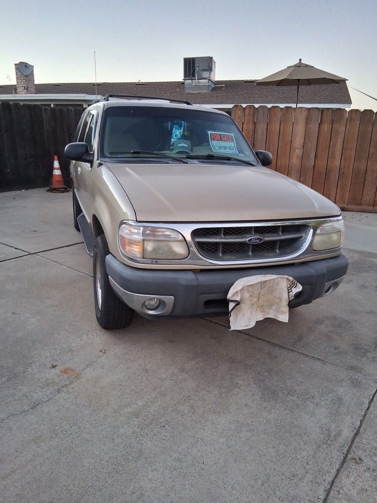 2000 Ford Explorer
