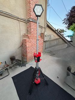 Milwaukee M18 Rocket Tower Light