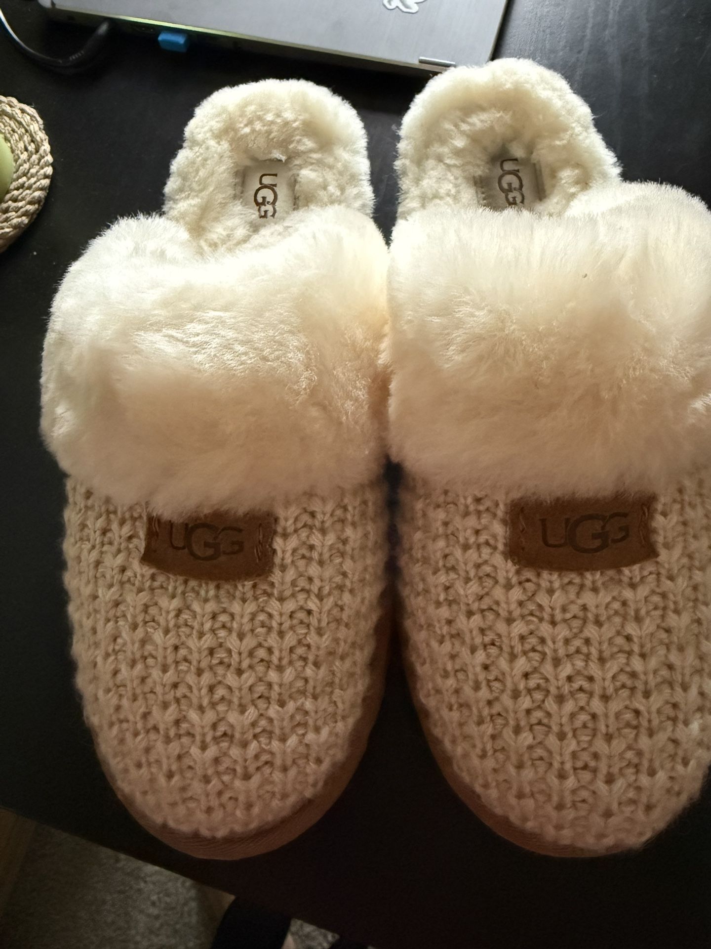 UGG Women’s Cozy slippers Size 10 Worn Once