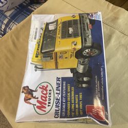 Mack Trucks Cruise- Liner 