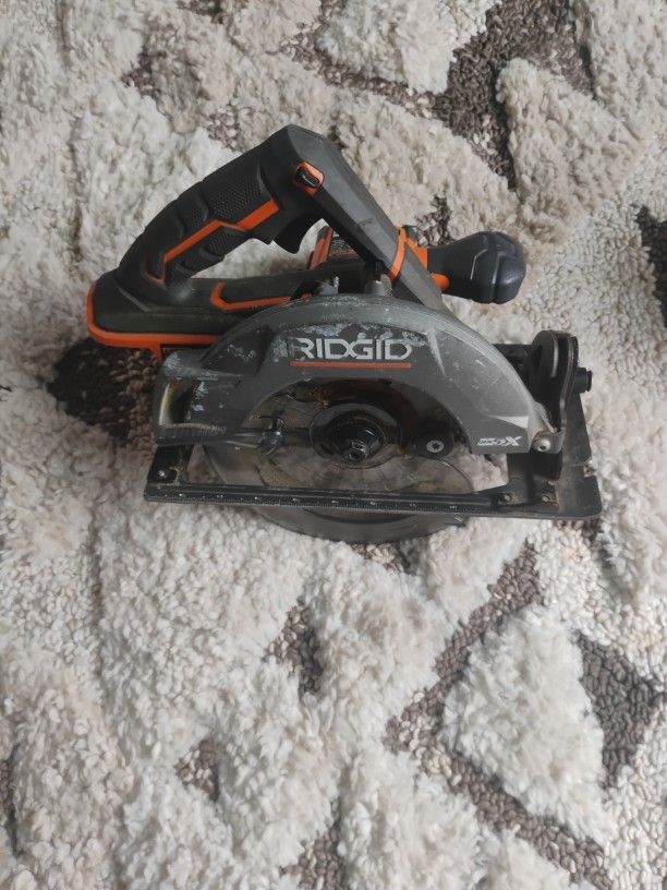 Battery Powered Ridgid Saw With Charger