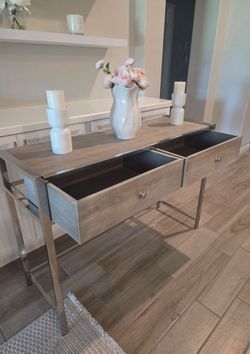 Beautiful Modern Entryway Table. Used, in great condition. Can be used as an vanity desk or accent piece. 

48"W x 17"D x 33"H

Decor Not Included 

$