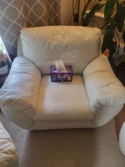 White Faux Leather Accent Chair – Clean & Super Comfortable
