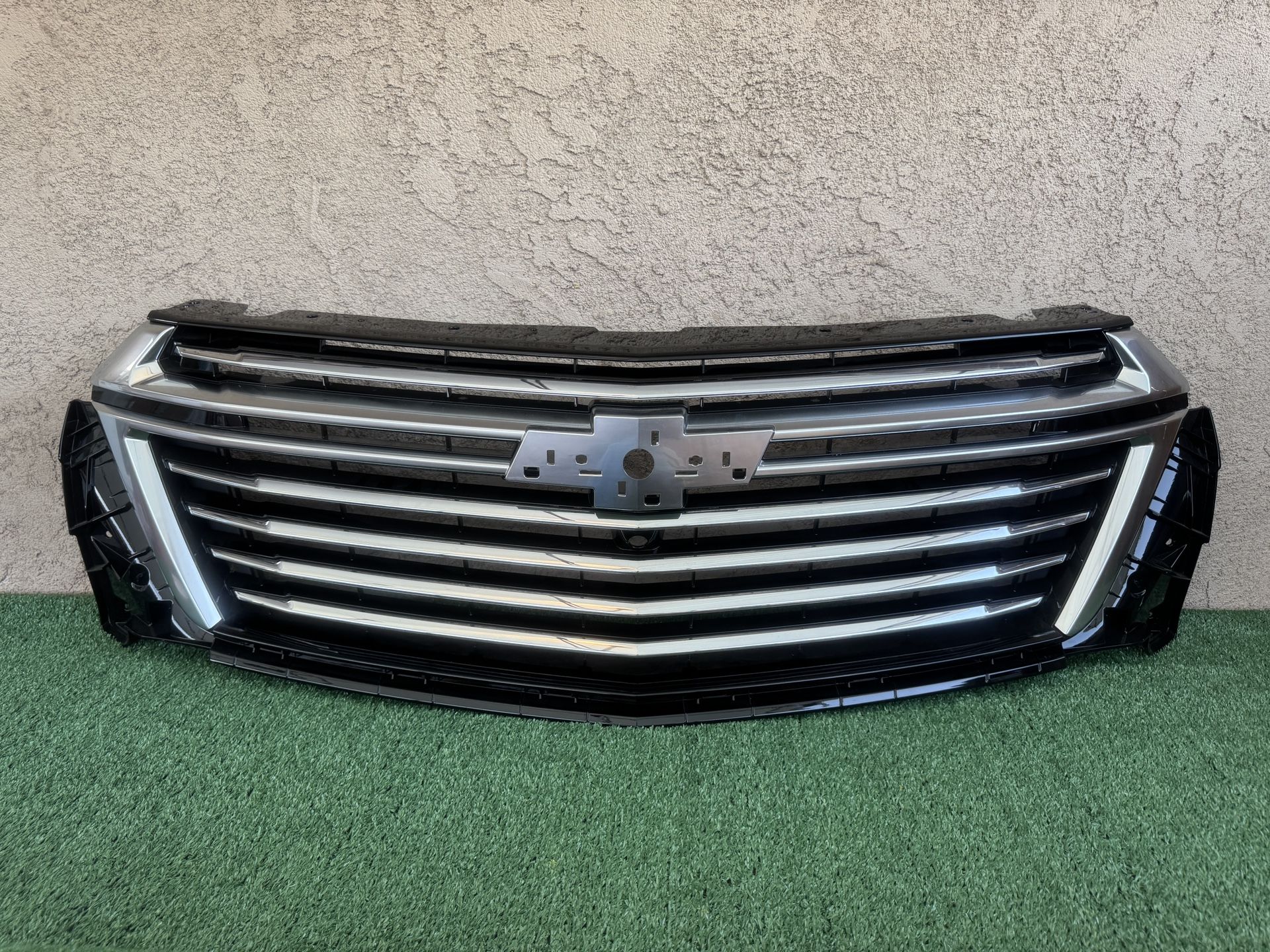 2022 2023 CHEVEROLET TRAVERSE FRONT BUMPER GRILLE OEM