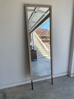 Self standing mirror