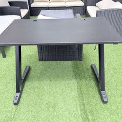 Selling a Eureka Ergonomic gaming desk, model Z1-S.