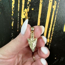 10k ARROW CHARM 