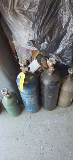 Half full gas cylinders