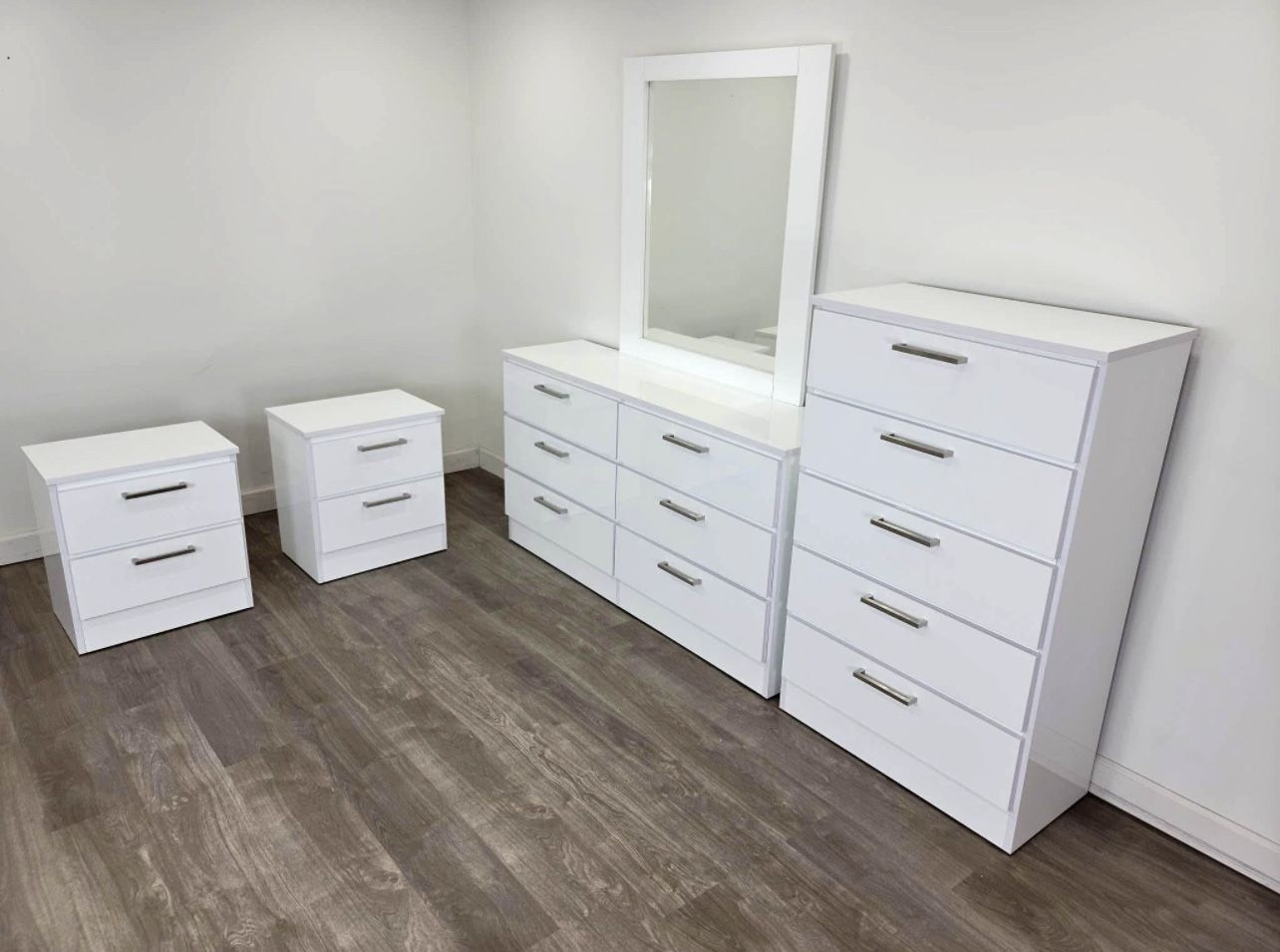 Dresser Whit Mirror, Chest And 2 Nightstands - Cómoda Con Espejo , Gavetero Y 2 Mesitas De Noche