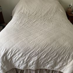 Blanket//Spread. Queen $12.00.  Chino, Ca