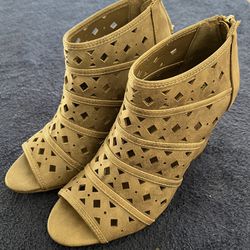 Women's wedge heels dollhouse size 6 1/2