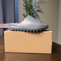 Yeezy Slide Slate Marine Size 5M
