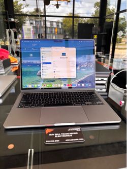 MacBook Air 13” M2 Chip 8GB Ram 256SSD! 90 Day warranty! We offer financing.