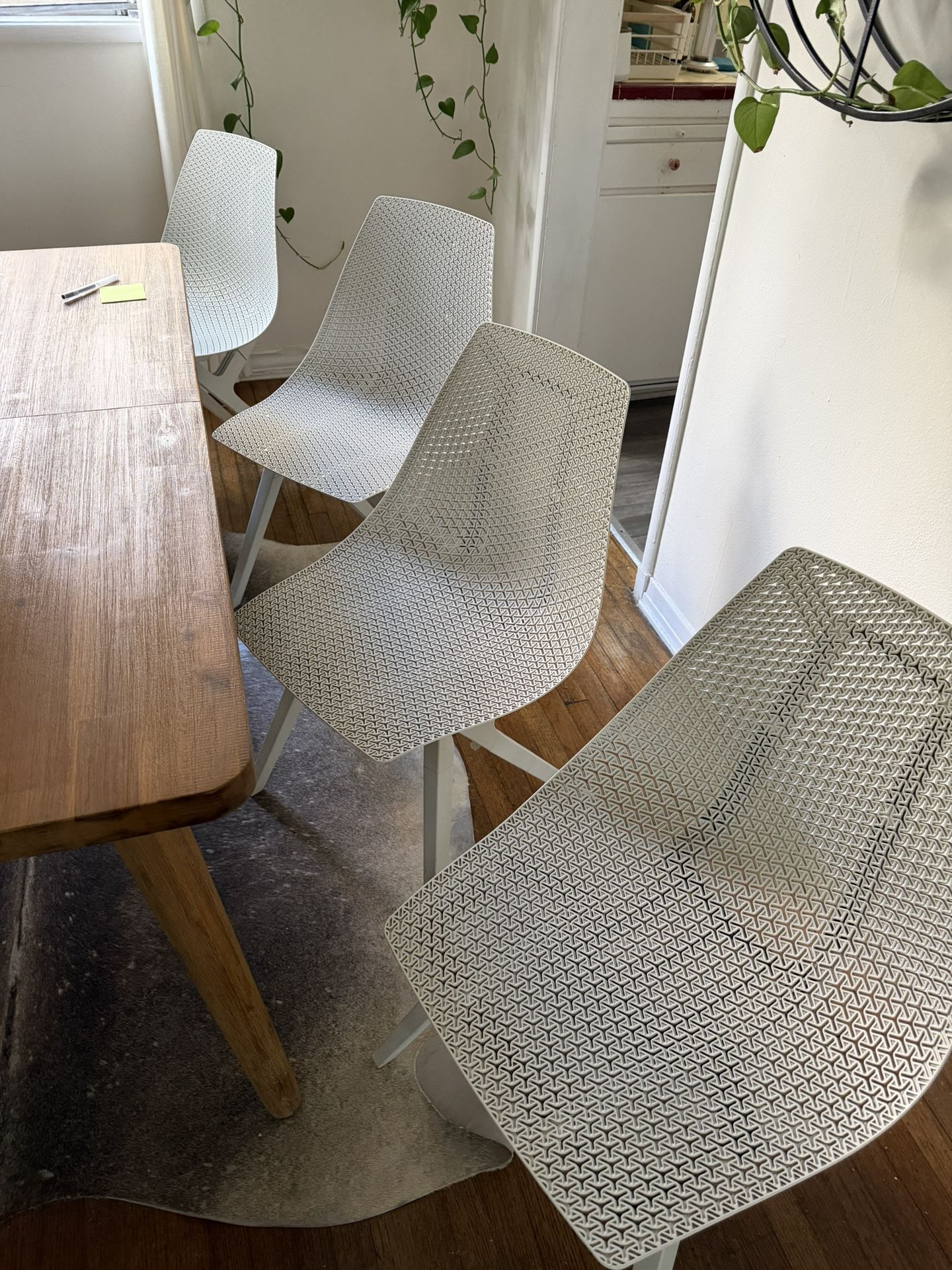 Noho Move Chairs (4 White + 1 Black)