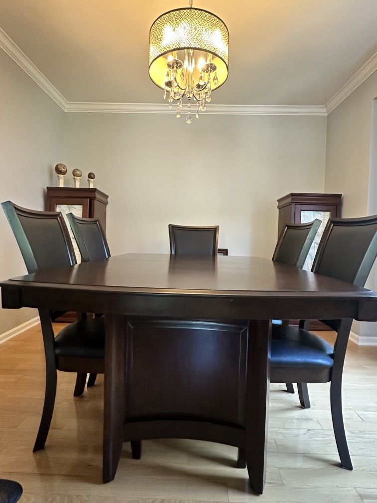 Dining Table with 6 Chairs - Excellent Condition