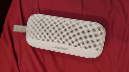 Bose speaker works well SoundLink flex white portable sounds system w Bluetooth