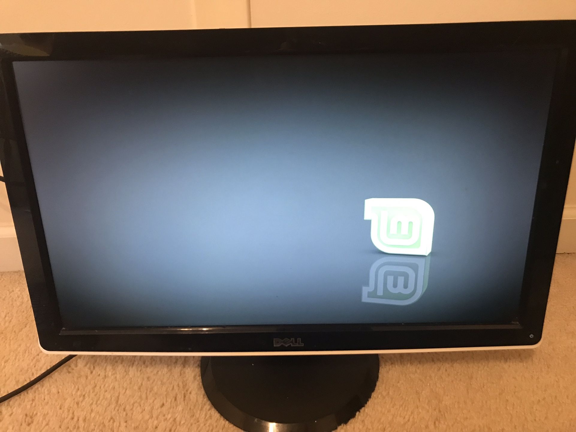 Used nice condition 21.5 Inch Dell  Widescreen ST2210b 50-60Hz Computer Monitor