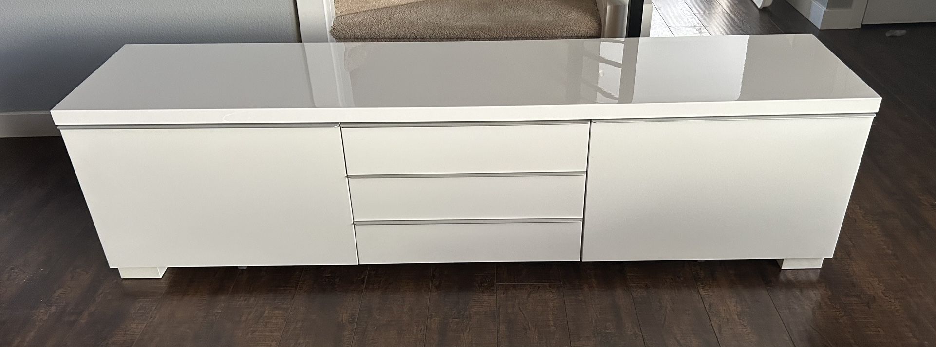 Entertainment Table 