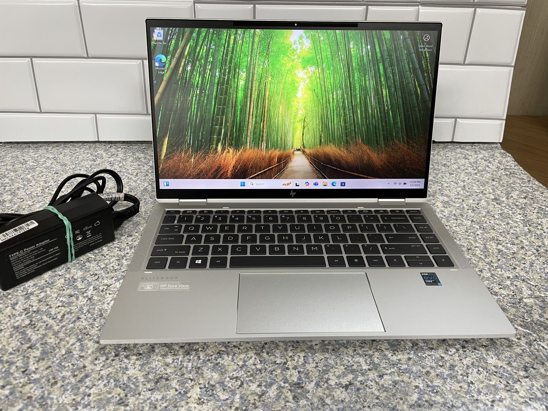 Hp Elite book X360 1040 G8 2-in-1 256 gb ssd 16 gb ram 2.80 GHz windows 11 , touchscreen i7 11 th gen