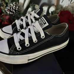 Boys Size 1Y Converse 